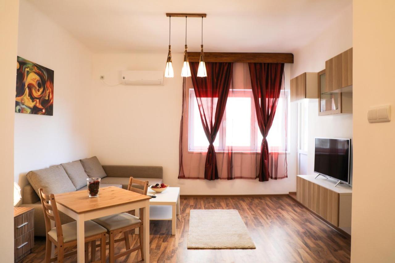 Ultracentral Apartament With Balcony - Old Town Boekarest Buitenkant foto
